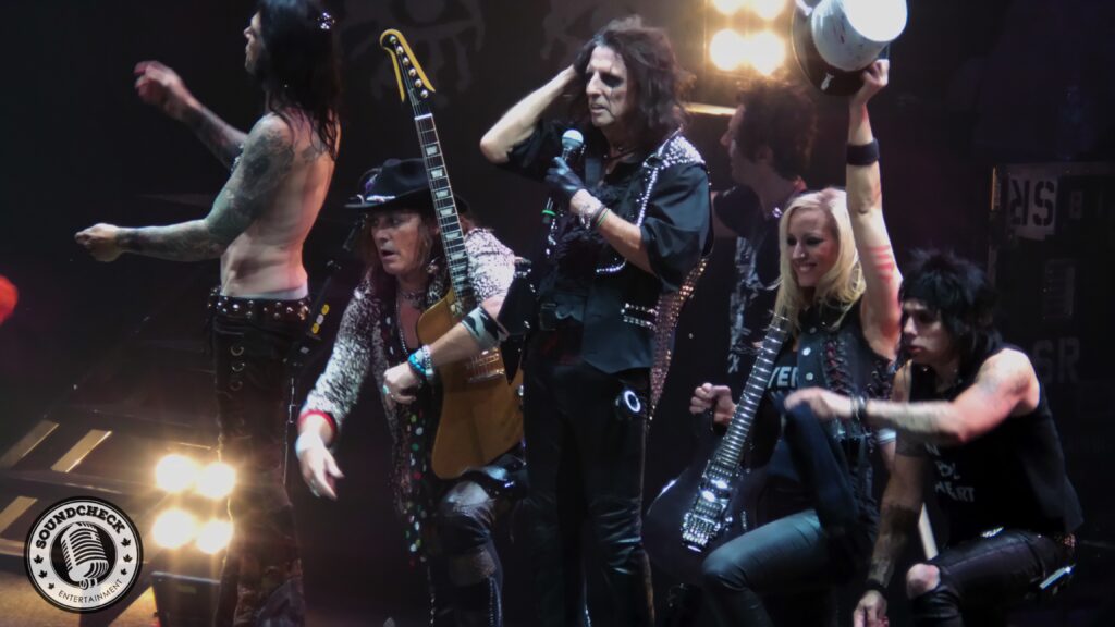Alice Cooper and his band taking in a massive standing ovation! Photo by Hendrik Pape for Sound Check Entertainment