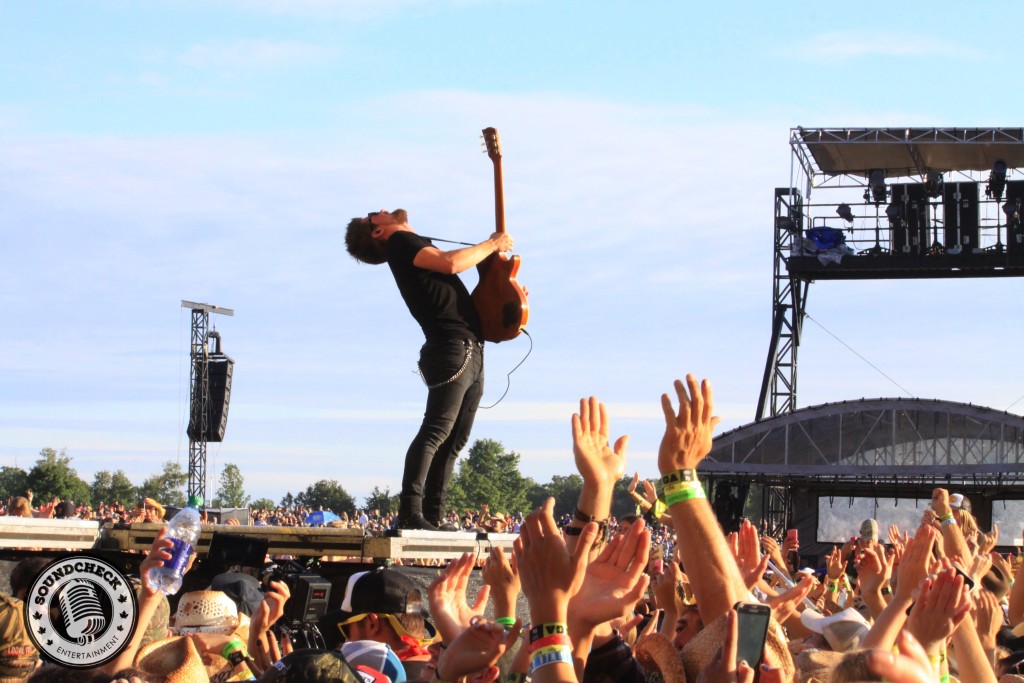 Darren Savard Saluting the Crowd @ Boots and Hearts - Photo: Corey Kelly