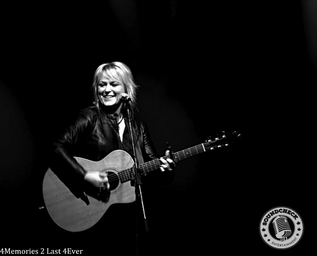 Carolyn Dawn Johnson performs at the Irving Fan Fest in Halifax - Photo: Sophie Pyne