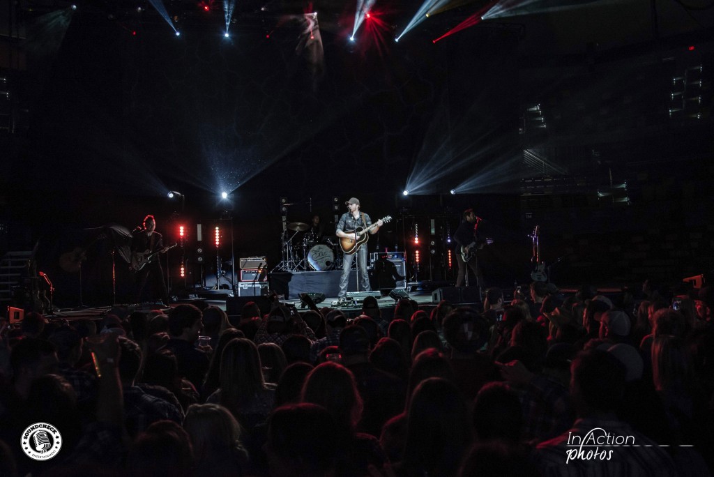 Eric Paslay performs at AMSOIL Arena in Duluth - Photo: In Action Photo