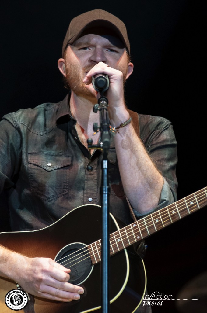 Eric Paslay performs at AMSOIL Arena in Duluth - Photo: In Action Photo