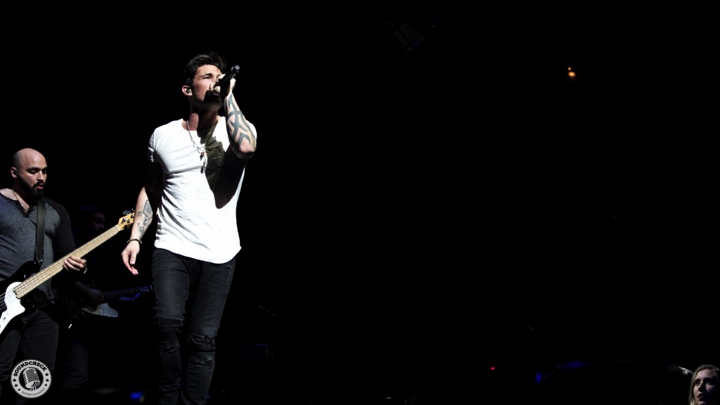 Michael Ray performs during the Blackout Tour stop @ Budweiser Gardens in London, ONT - Photo: Corey Kelly