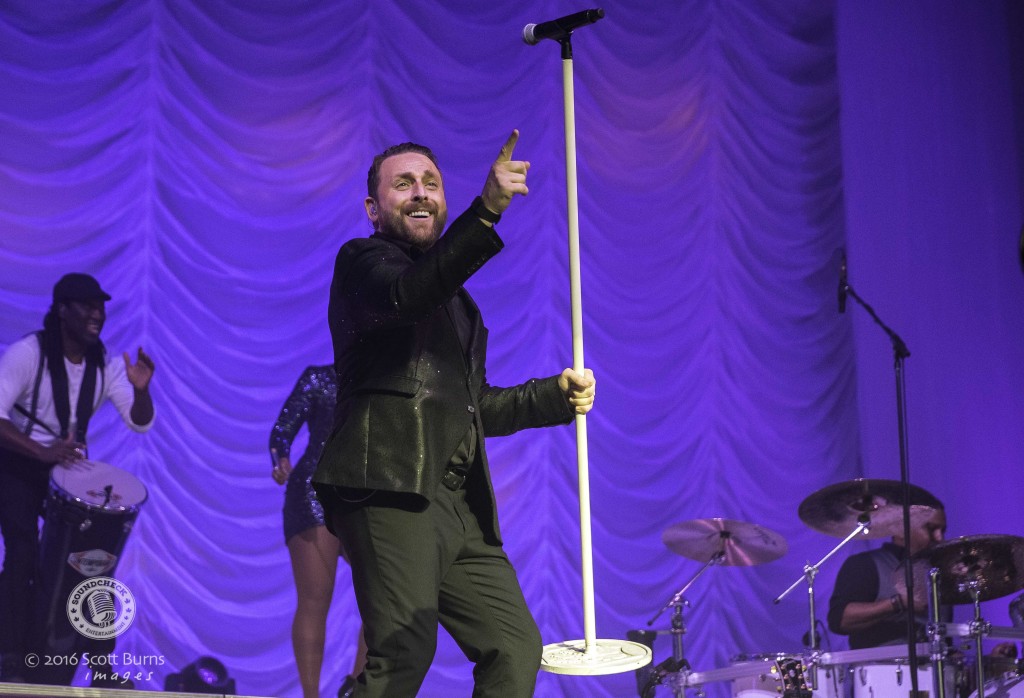 Johnny Reid performs in Kitchener at Center In The Square - Photo: Scott Burns