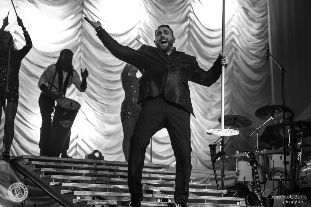 Johnny Reid performs in Kitchener at Center In The Square - Photo: Scott Burns