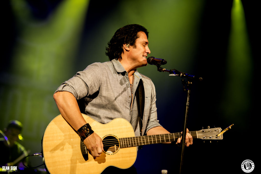 Joe Nichols performs during the Certified Country Stop in Ottawa - Photo: Sean Sisk