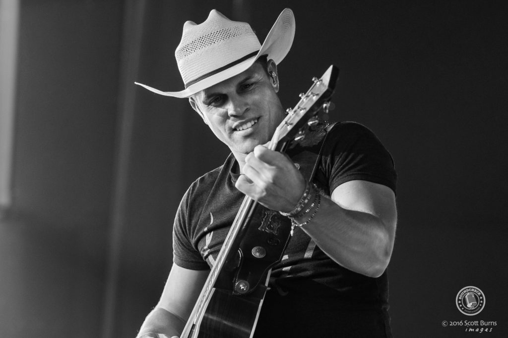 Dustin Lynch performs at a sold out Molson Canadian Amphitheatre, Toronto. Photo: Scott Burns