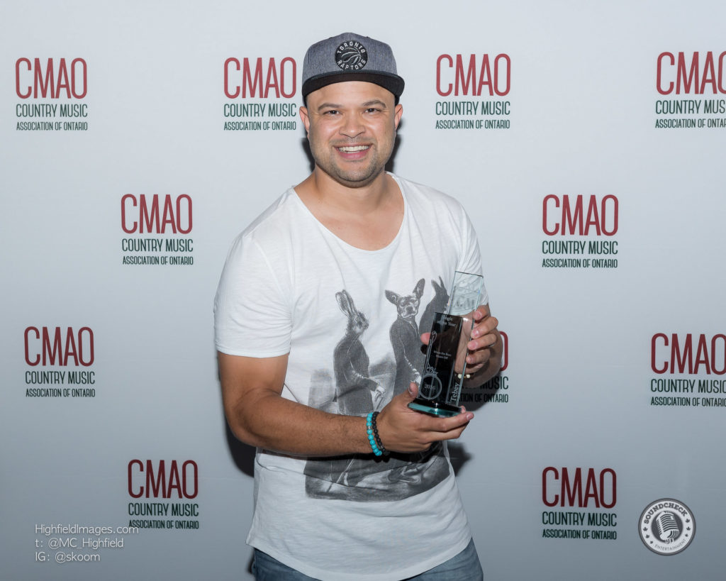 Tebey with his CMAO Award for Single of The Year photo by Mike Highfield