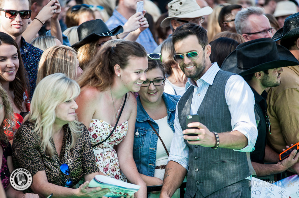 Dean Brody soaking in the selfies with fans on the John Deere Green Carpet at the 2016 CCMA Awards - Photo: Bill Woodcock 
