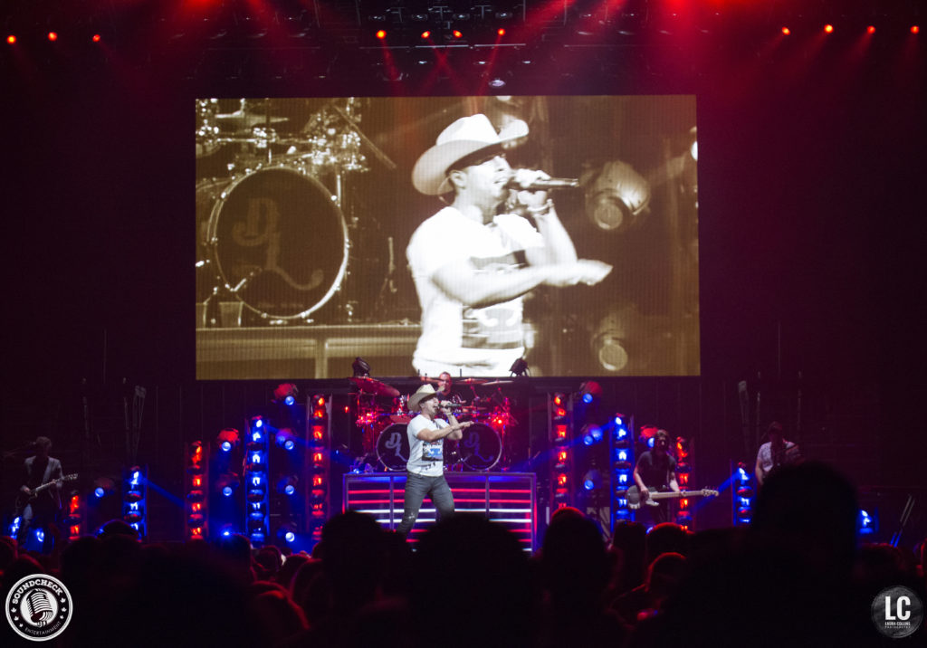 Dustin Lynch at Canadian Tire Centre. Photo by Laura Collins.